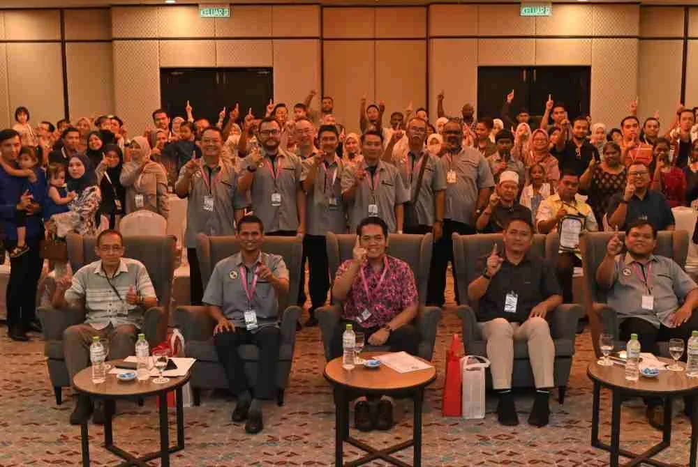 Mohamad Hairul Amir (duduk, tengah) bersama jawatankuasa serta ahli Persatuan Penduduk Medan Klebang Pertama bergambar bersama sempena Mesyuarat Agung Tahunan Persatuan Penduduk Taman Medan Klebang Pertama di sini baru-baru ini.