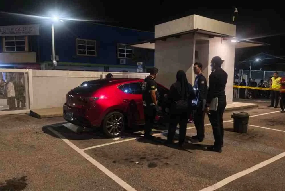Seorang wanita cedera ditikam di bahagian kanan lehernya oleh seorang lelaki yang dikenali di hadapan sebuah restoran di Jalan Titi Gajah.