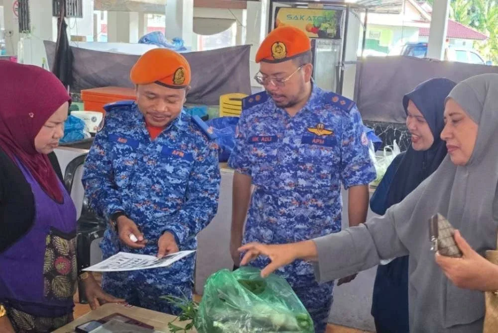 Sukarelawan APM CDA-08 Ketereh yang diketuai Dr Nurul Ain (dua,kanan) turun menjelajah pasar-pasar utama sekitar Peringat dan Melor bagi menggerakkan kempen kesedaran awal berhubung ancaman Hantavirus serta penyakit bawaan tikus.