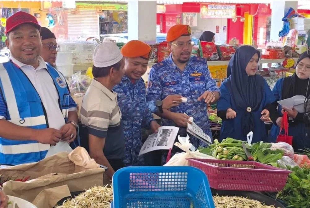 Sukarelawan APM CDA-08 Ketereh yang diketuai Dr Nurul Ain (dua,kanan) turun menjelajah pasar-pasar utama sekitar Peringat dan Melor bagi menggerakkan kempen kesedaran awal berhubung ancaman Hantavirus serta penyakit bawaan tikus.