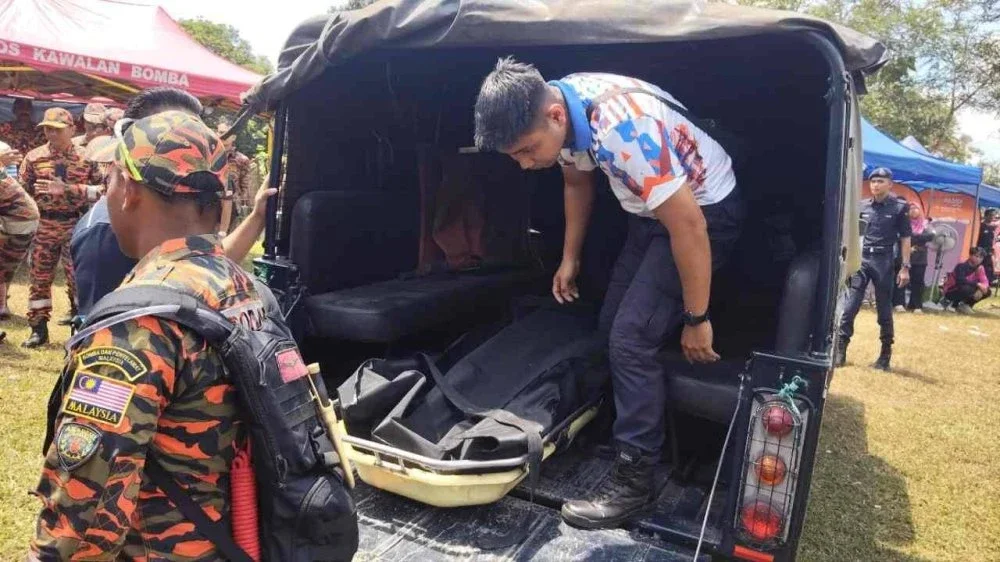 Mayat mangsa akan dihantar ke Hospital Kuala Kubu Bharu bagi tujuan bedah siasat. Foto JBPM