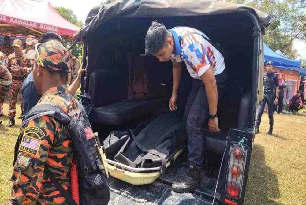 Mayat mangsa akan dihantar ke Hospital Kuala Kubu Bharu bagi tujuan bedah siasat. Foto JBPM