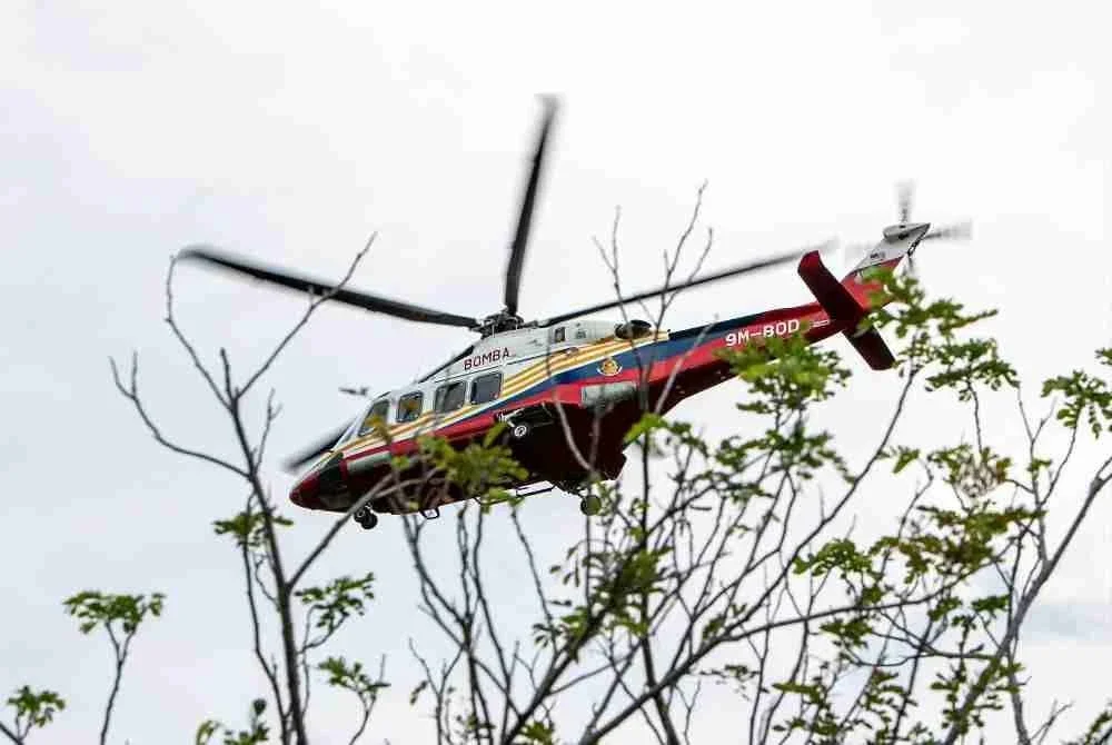 Unit Udara Jabatan Bomba dan Penyelamat Malaysia (JBPM) melakukan percubaan kali kedua untuk menghantar anggota bagi menyelamatkan pendaki wanita
Jaslinda Saludin, 49, yang hilang ketika menyertai pendakian di Gunung Batu Putih pada Ahad lepas di Kem Batalion 3 Pasukan Gerakan Am (PGA) Bidor hari ini. Foto Bernama