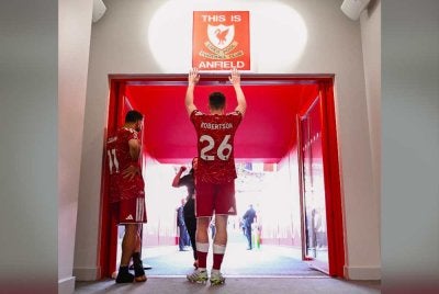 Robertson (kanan) dan Salah sah meninggalkan Liverpool selepas sembilan tahun menabur bukti bersama kelab berpangkalan di Merseyside itu. Foto: LFC