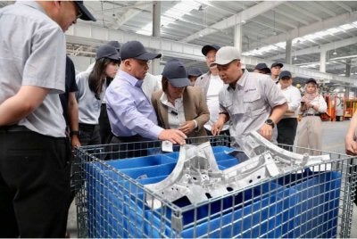 Saarani (dua dari kiri) ketika berkunjung ke Yantai Yatong Precision Mechanical Technology di Changshu, Suzhou berjaya mendapatkan komitmen pelaburan bernilai RM160 juta.