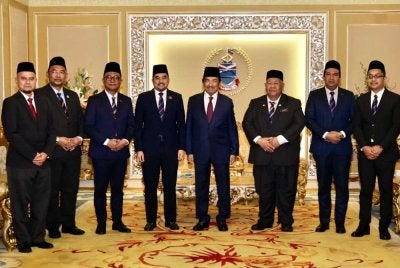 Asyraf Wajdi ketika mengadakan kunjungan hormat ke atas Tun Musa di Istana Seri Kinabalu pada Isnin. Foto Facebook Musa Aman