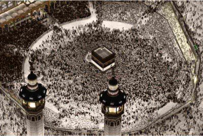 Pemandangan dari udara Masjidil Haram di Makkah merakamkan umat Islam menunaikan solat di sekitar Kaabah menjelang musim haji 2026, dengan lebih 1.5 juta jemaah antarabangsa telah tiba di Arab Saudi. Foto AFP