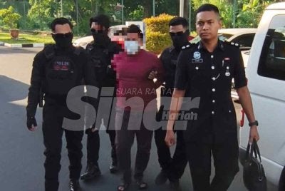 Tertuduh dibawa menaiki van polis dan tiba di pekarangan mahkamah kira-kira jam 8.36 pagi pada Selasa.