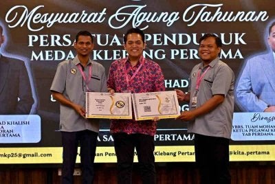 Mohamad Hairul Amir (tengah) bersama Muhammad Khalish (kiri) ketika gimik pelancaran kad NFC Persatuan Penduduk Medan Klebang Pertama sempena Mesyuarat Agung Tahunan Persatuan Penduduk Taman Medan Klebang Pertama di sini baru-baru ini.
