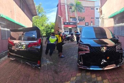 Seorang tauke lori cuba melarikan diri dengan memandu kenderaan tersebut ke belakang sebuah bangunan di kawasan Mergong, Alor Setar. Foto JPJ Kedah