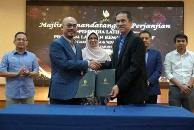 Syamsul Hazeman (dua dari kiri) menukar dokumen perjanjian bersama wakil SRC Global Resources Sdn Bhd ketika Majlis Menandatangani Perjanjian Penyedia Latihan Program Latihan Kemahiran Asnaf Tahun 2026 yang berlangsung pada Isnin.