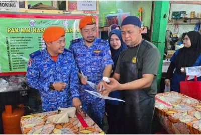Sukarelawan APM CDA-08 Ketereh yang diketuai Dr Nurul Ain (dua,kanan) turun menjelajah pasar-pasar utama sekitar Peringat dan Melor bagi menggerakkan kempen kesedaran awal berhubung ancaman Hantavirus serta penyakit bawaan tikus.
