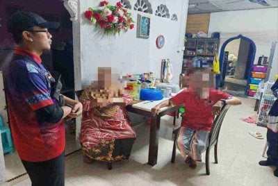 Sepasang warga emas berstatus duda dan janda berusia hampir 70 tahun dicekup Jabatan Agama Islam Melaka (JAIM) selepas disyaki berkhalwat di sebuah rumah. 