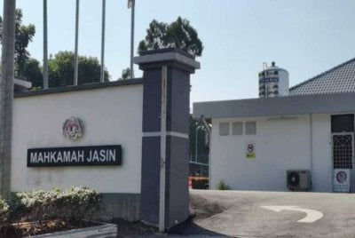 Kesemua tertuduh didakwa di Mahkamah Majistret Jasin pada Selasa.
