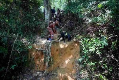 Operasi mencari dan menyelamat (SAR) remaja perempuan, Nur Izzati Humaira Azizul, 19, yang dipercayai hilang ketika melakukan aktiviti pendakian di Bukit Changkat Asa Sabtu lepas, 