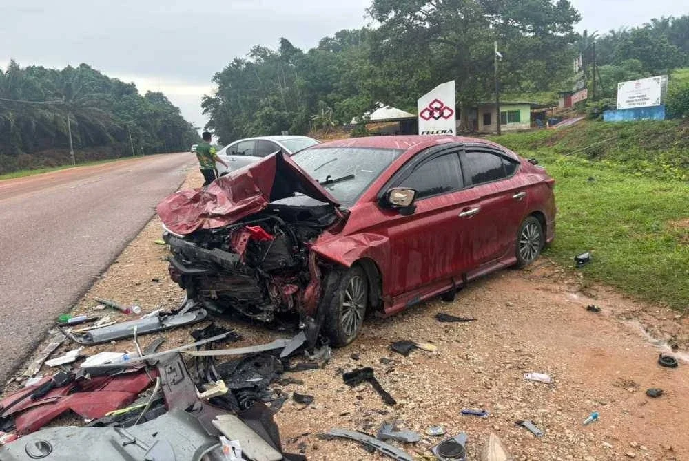 Pemandu dan penumpang Honda City dilaporkan cedera.