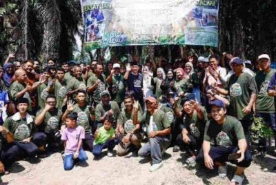 Onn Hafiz bersama rakyat Johor yang terlibat dalam ibadah korban dianjurkan. - FOTO: Facebook Onn Hafiz Ghazi 