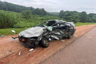 Keadaan kereta Proton Wira dinaiki enam sekeluarga selepas terbabit nahas di Kilometer 76, Jalan Kuantan-Segamat dekat Paloh Hinai Pekan pada Rabu.