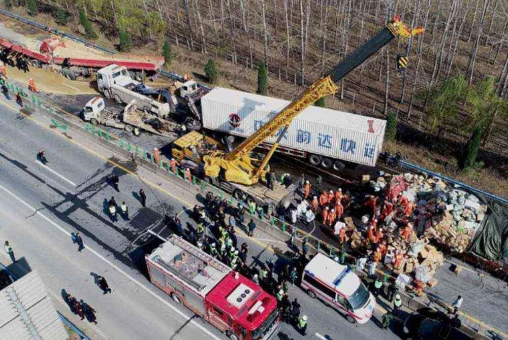 Sebuah van penumpang yang membawa muatan berlebihan melanggar belakang trak separa treler di lebuh raya di wilayah Henan, China dalam kejadian awal pagi Khamis - Foto: Xinhua