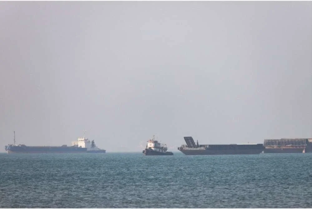 Pasukan tentera laut IRGC bertindak pantas terhadap kapal berkenaan dan melepaskan tembakan amaran ke arahnya, sekali gus memaksanya berundur. - Foto: Bernama/Reuters