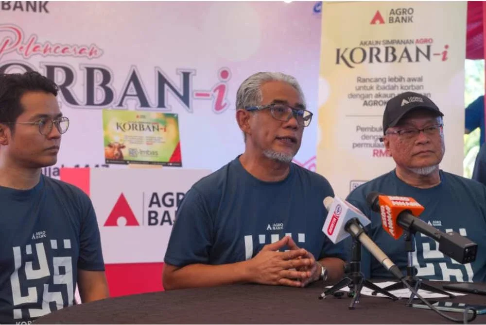 Tengku Ahmad Badli (tengah) pada sidang akhbar selepas Majlis Pelancaran Akaun Simpanan AGROKorban-i di Agrobank Tanjong Karang di sini pada Khamis.