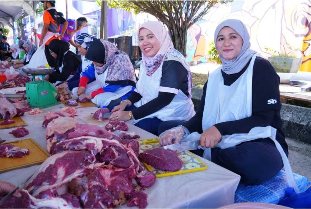 Mahfuzah (dua dari kanan) turut membantu memotong daging korban untuk diagihkan pada majlis gotong-royong korban sempena Aidiadha 2026 di Karangkraf pada Khamis.