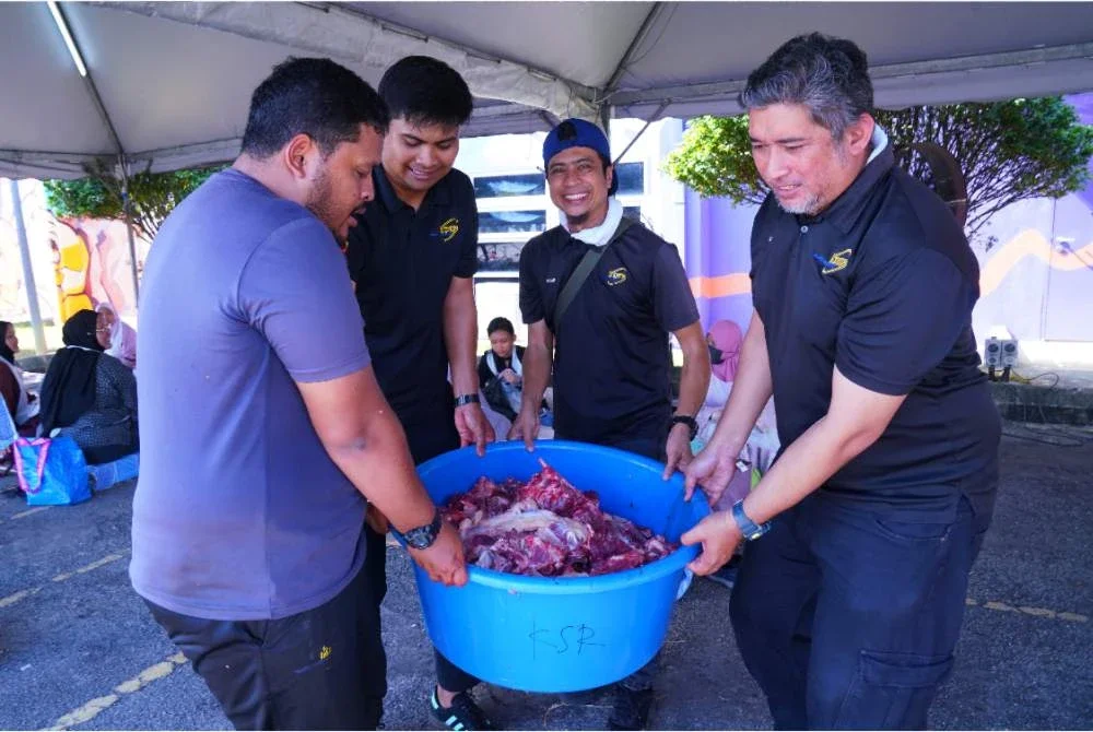 Kakitangan KDEBWM turut membantu melapah dan mengagihkan daging korban pada majlis gotong-royong korban sempena Aidiadha 2026 di Karangkraf pada Khamis.