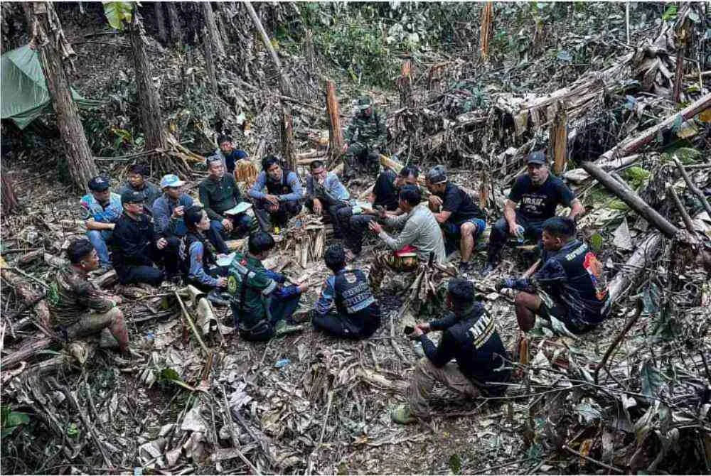 Anggota penyelamat berkumpul sambil berbincang sebelum memulakan operasi.- Foto AFP