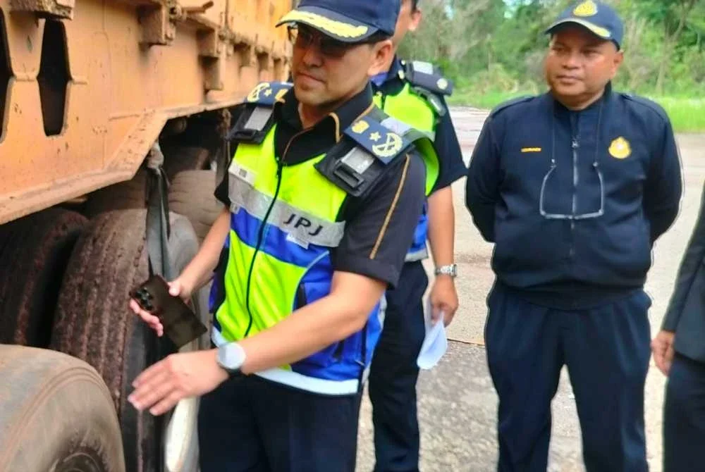 Syed Ahmad Khirulanwar Alyahya menunjukkan antara lori 'pagar tinggi' yang disita JPJ Pahang dalam.Ops Khas Kenderaan Perdagangan di negeri ini sejak Januari lalu.