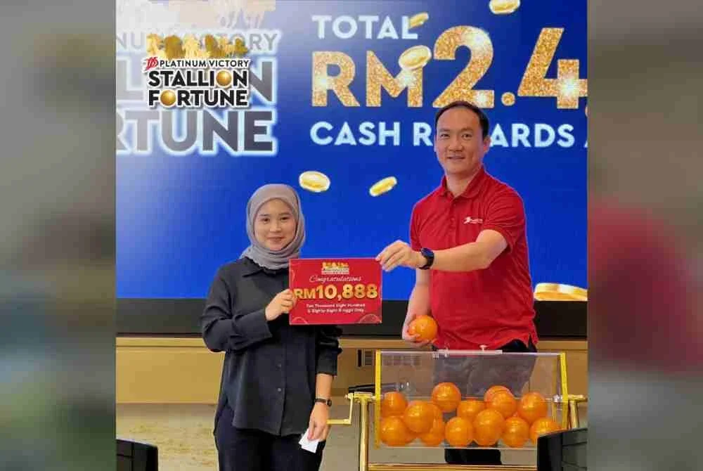 Antara pembeli bertuah membawa pulang hadiah wang tunai.