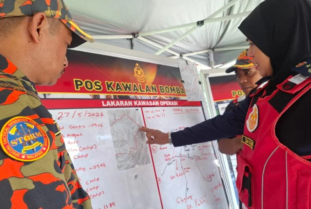 Sayani meninjau operasi di Pusat Kawalan Bomba di Surau At-Taqwa Stesen Janakuasa Sultan Idris II Woh di Tapah pada Khamis.