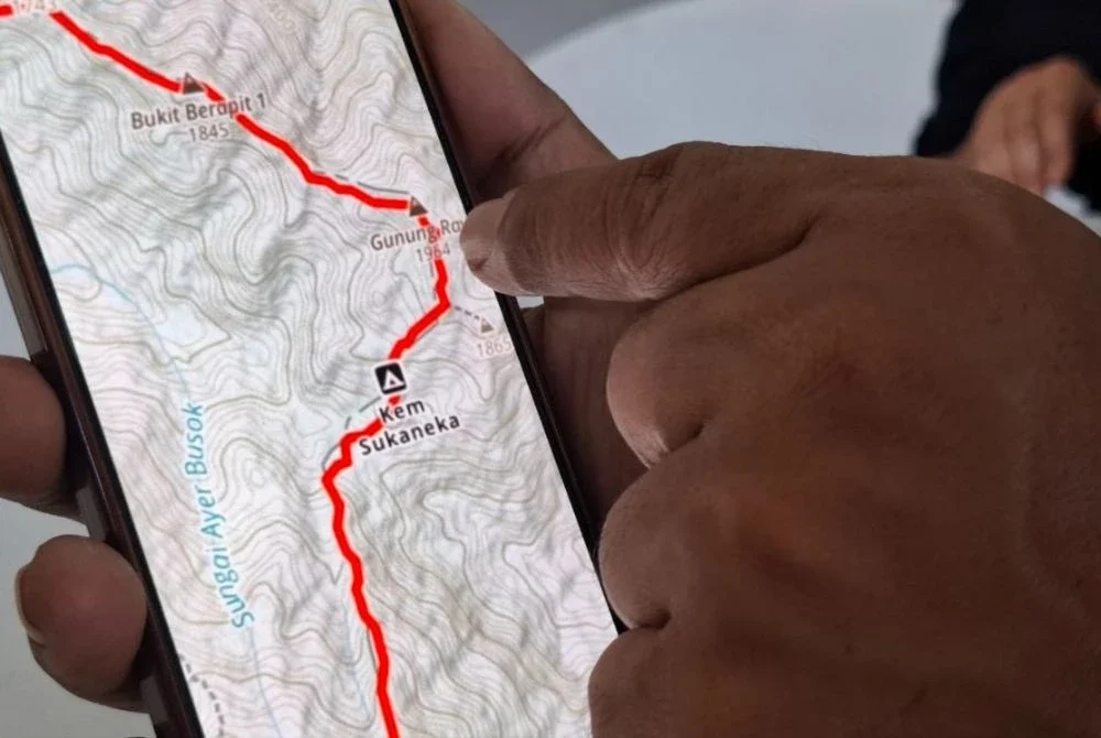 Operasi SAR berdepan cabaran besar berikutan keadaan muka bumi yang mencabar dengan laluan berbukit serta jarak antara puncak yang memerlukan masa sehingga beberapa jam untuk dilalui.