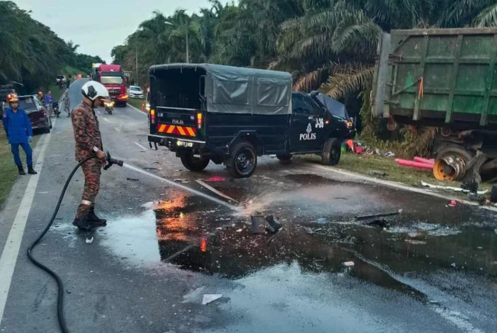 Anggota bomba melakukan kerja-kerja pembersihan di lokasi nahas. - FOTO: JBPM Johor