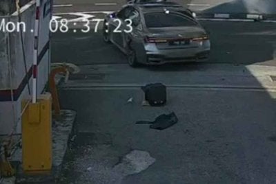 Tular rakaman video di media sosial memaparkan sebuah kereta dilihat meluru keluar dari simpang sebelum dilanggar sebuah motosikal.