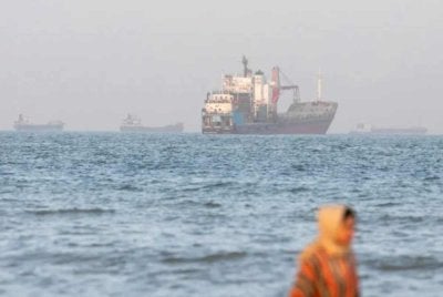 Kapal-kapal di Selat Hormuz di luar pantai Bandar Abbas, Iran, bulan ini. Tentera AS pada Rabu memintas dan menembak jatuh empat dron serangan sehala yang menurut seorang pegawai dilancarkan Iran di ruang perairan selat itu. Foto Majid Saeedi
