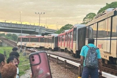 Sebuah tren Laluan Ampang/Sri Petaling tergelincir ketika melalui kawasan suis landasan di Stesen Chan Sow Lin, pagi Khamis sehingga menjejaskan jadual perkhidmatan laluan berkenaan. Foto tular/media sosial