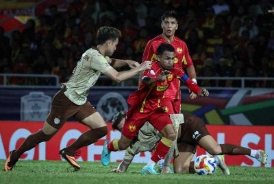 Faisal Halim diasak pemain Buriram United pada perlawanan Final 1 Kejuaraan Kelab ASEAN Piala Shopee 2025/26 di antara Selangor FC menentang Buriram United di Stadium MBPJ - Foto: Bernama