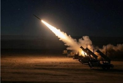 Sistem pertahanan udara Kuwait kini sedang bertindak balas terhadap ancaman peluru berpandu dan dron musuh - Foto: Agensi