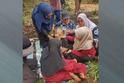 Warga emas yang dilaporkan hilang di kebun kelapa sawit di Kampung Medan Sari, Pontian sejak Selasa lalu ditemukan selamat pada Khamis. - Foto: JBPM Johor