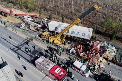 Sebuah van penumpang yang membawa muatan berlebihan melanggar belakang trak separa treler di lebuh raya di wilayah Henan, China dalam kejadian awal pagi Khamis - Foto: Xinhua