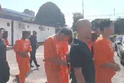 Enam lelaki warga tempatan disambung reman tujuh hari lagi bagi membantu siasatan kes seorang lelaki berusia 22 tahun yang maut dipercayai ditetak di Pekan Nanas, Pontian pada 21 Mei lalu.
