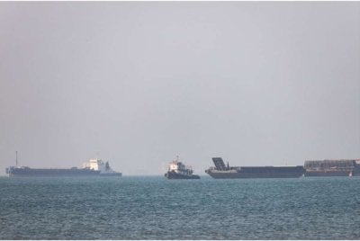 Pasukan tentera laut IRGC bertindak pantas terhadap kapal berkenaan dan melepaskan tembakan amaran ke arahnya, sekali gus memaksanya berundur. - Foto: Bernama/Reuters