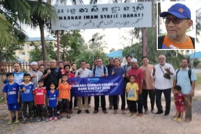Pengamal media, wakil Bank Rakyat bergambar bersama keluarga tenaga pengajar Maahad Imam Syafi'e. Gambar kecil: Mohd Zamerey