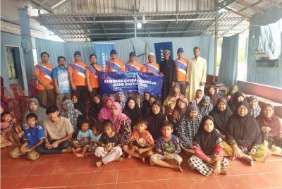 Bank Rakyat menyampaikan bantuan bakul makanan kepada 100 keluarga asnaf di Kampot pada Khamis.
