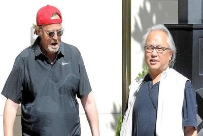 Iwamasa (kanan) bersama Perry sebelum pelakon pelakon tersebut meninggal dunia pada 2023. - FOTO: Daily Mail 