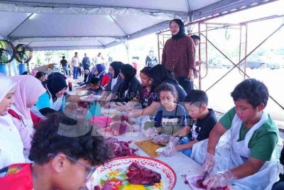 Ketua Pegawai Eksekutif Sinar Karangkraf, Farah Hussamuddin melihat sukarelawan yang memotong daging korban untuk jamuan dan agihan kepada golongan yang memerlukan. 