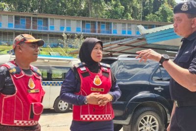 Mohd Fadzil (kanan) bersama Pengarah JBPM Perak, Datuk Sayani Saidon (tengah) ketika ditemui di Pusat Kawalan Bomba di Surau At-Taqwa Stesen Janakuasa Sultan Idris II Woh di sini pada Khamis.