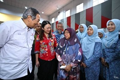 Pengerusi TNB, Tan Sri Abdul Razak Abdul Majid (paling kiri) dan Hannah Yeoh (dua dari kiri) beramah mesra dengan penerima Projek Baiti Jannati (PBJ), Normah Salleh (tengah), diiringi Presiden/Ketua Pegawai Eksekutif TNB, Datuk Ir. Ts. Shamsul Ahmad (tengah belakang), bersama Yang Dipertua dan EXCO Kebangsaan PELITAWANIS TNB.