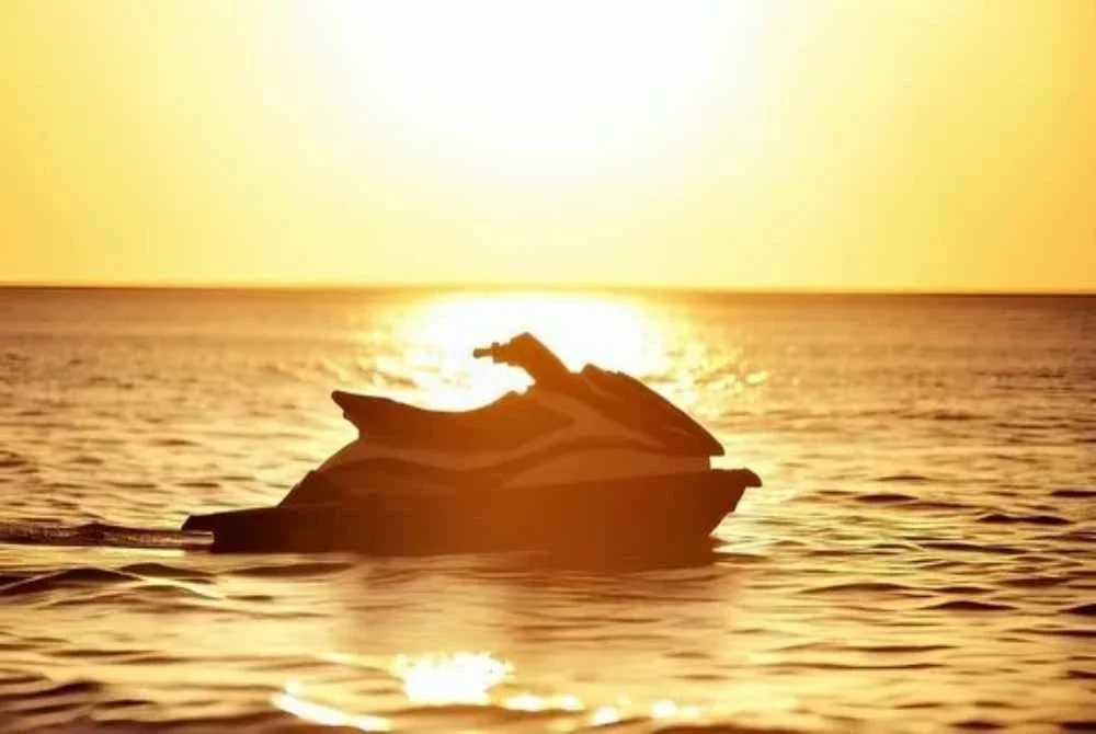 Seorang lelaki dikhuatiri lemas selepas dipercayai cuba menyelamatkan sebuah jet ski yang hanyut di tengah laut. - Gambar hiasan