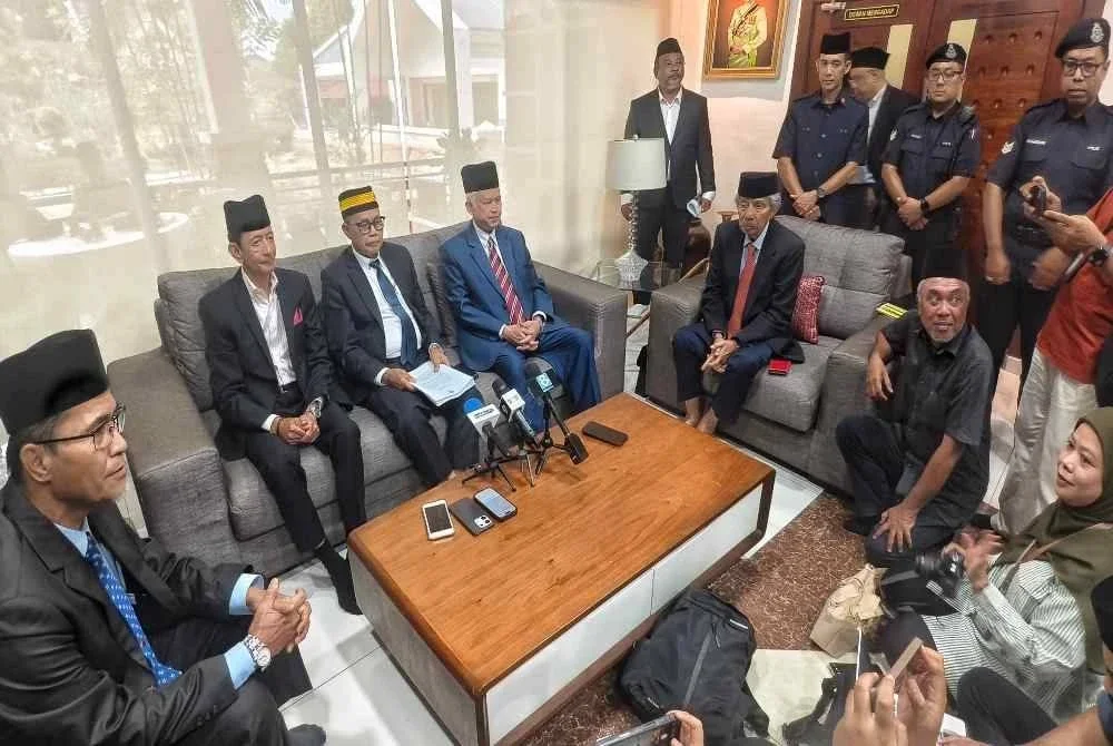 Sidang media pembesar adat Negeri Sembilan yang diadakan di Balai Kediaman Rasmi Tunku Besar Tampin